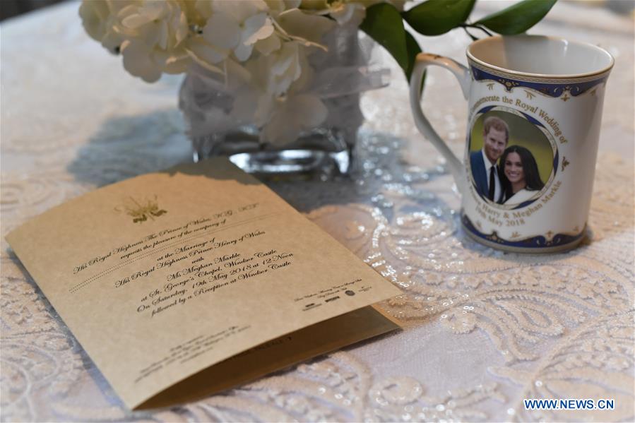 U.S.-WASHINGTON D.C.-ROYAL WEDDING-THEMED PUB-FANS