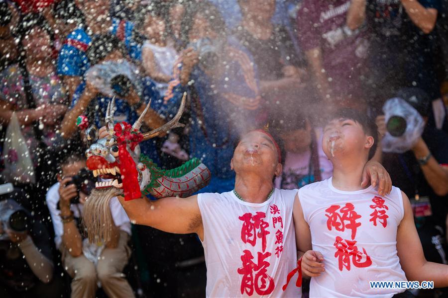 CHINA-MACAO-BIRTH OF BUDDHA-DRUNKEN DRAGON DANCE (CN)