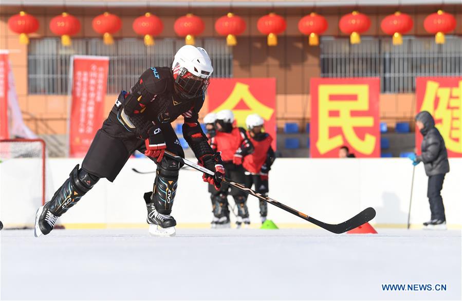 (SP)CHINA-XINJIANG-WENYUN-ICE HOCKEY-PRIMARY SCHOOL TEAM