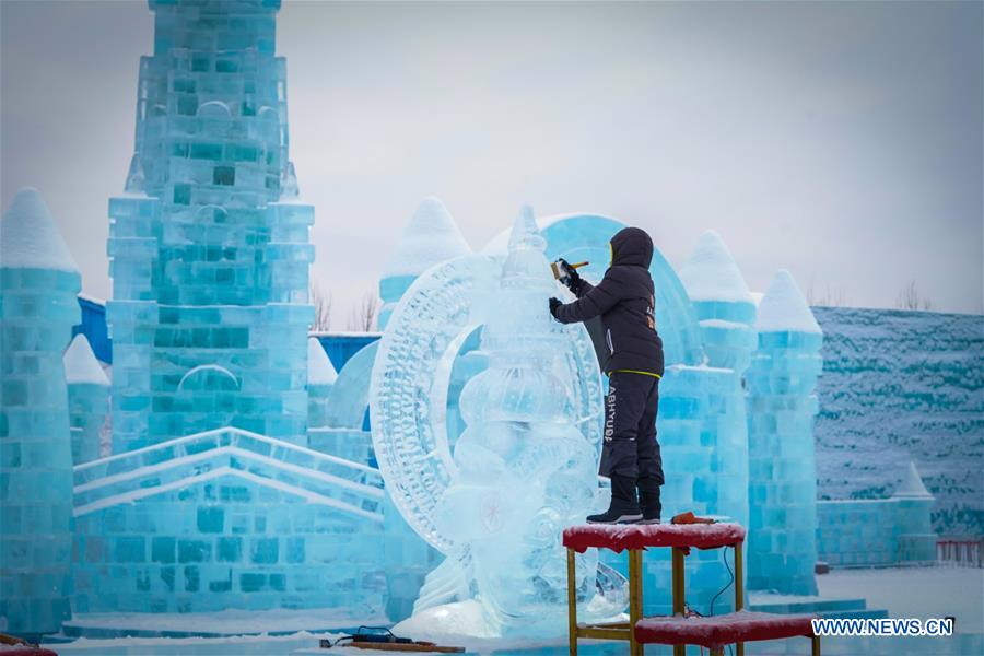 CHINA-HEILONGJIANG-ICE SCULPTURE-COMPETITION (CN)