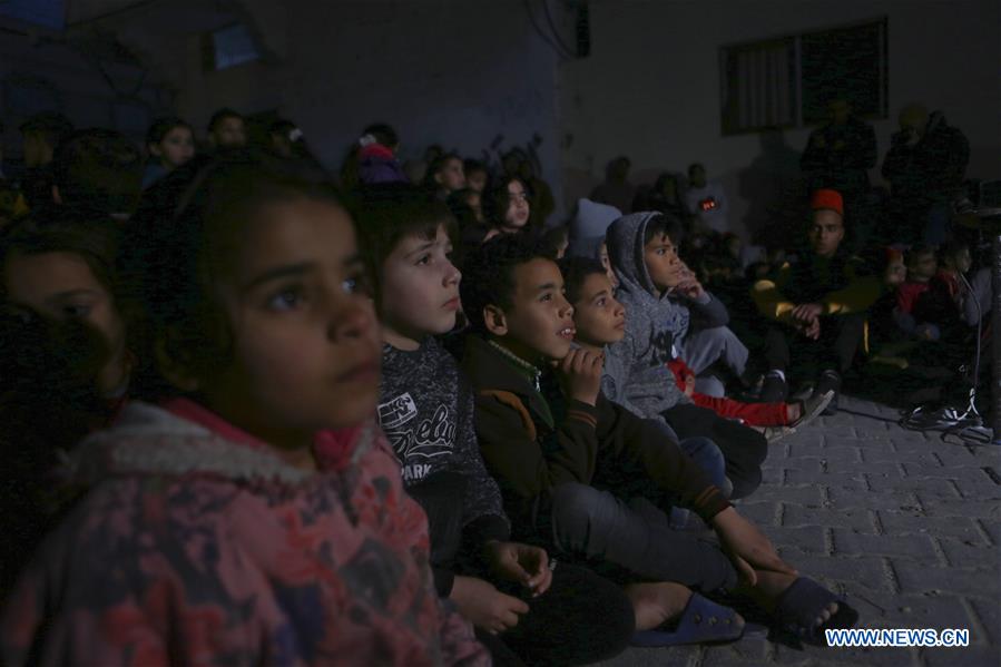 MIDEAST-GAZA-MOBILE CINEMA-CHILDREN-REFUGEE CAMPS