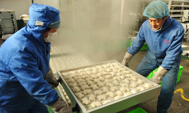 People make steamed buns as tradition ahead of Spring Festival in Hebei