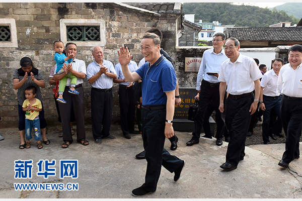 9月24日至26日，中共中央政治局常委、中央纪委书记王岐山在福建调研。这是9月24日，王岐山在连城县红四军革命旧址参观时，向附近的村民挥手致意。新华社记者张铎摄