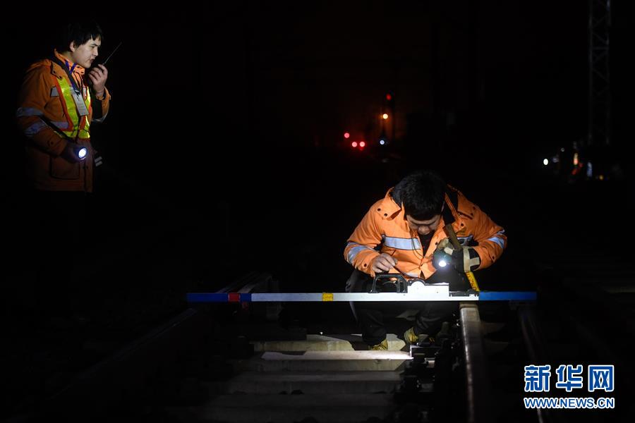 （新春走基层·图文互动）（1）“90后”铁路值守员：唱响崇山峻岭间的“青春之歌”