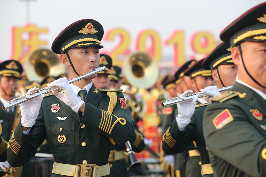 解放军联合军乐团在广场就位后进行准备工作和试奏。据了解，解放军联合军乐团此次演奏是从开国大典至今历次阅兵以来演奏曲目最多的一次，不少曲目是为此次阅兵量身打造的全新作品，此次也是历次女演奏员最多的一次。